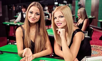 Bàn poker và bánh xe roulette trong sòng bạc trực tuyến 69win10 code